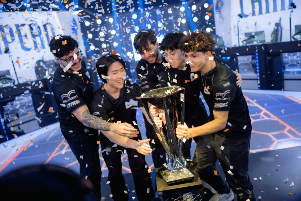 Time de League of Legends (LoL) da LOUD segurando o troféu da Copa CBLOL 2026.