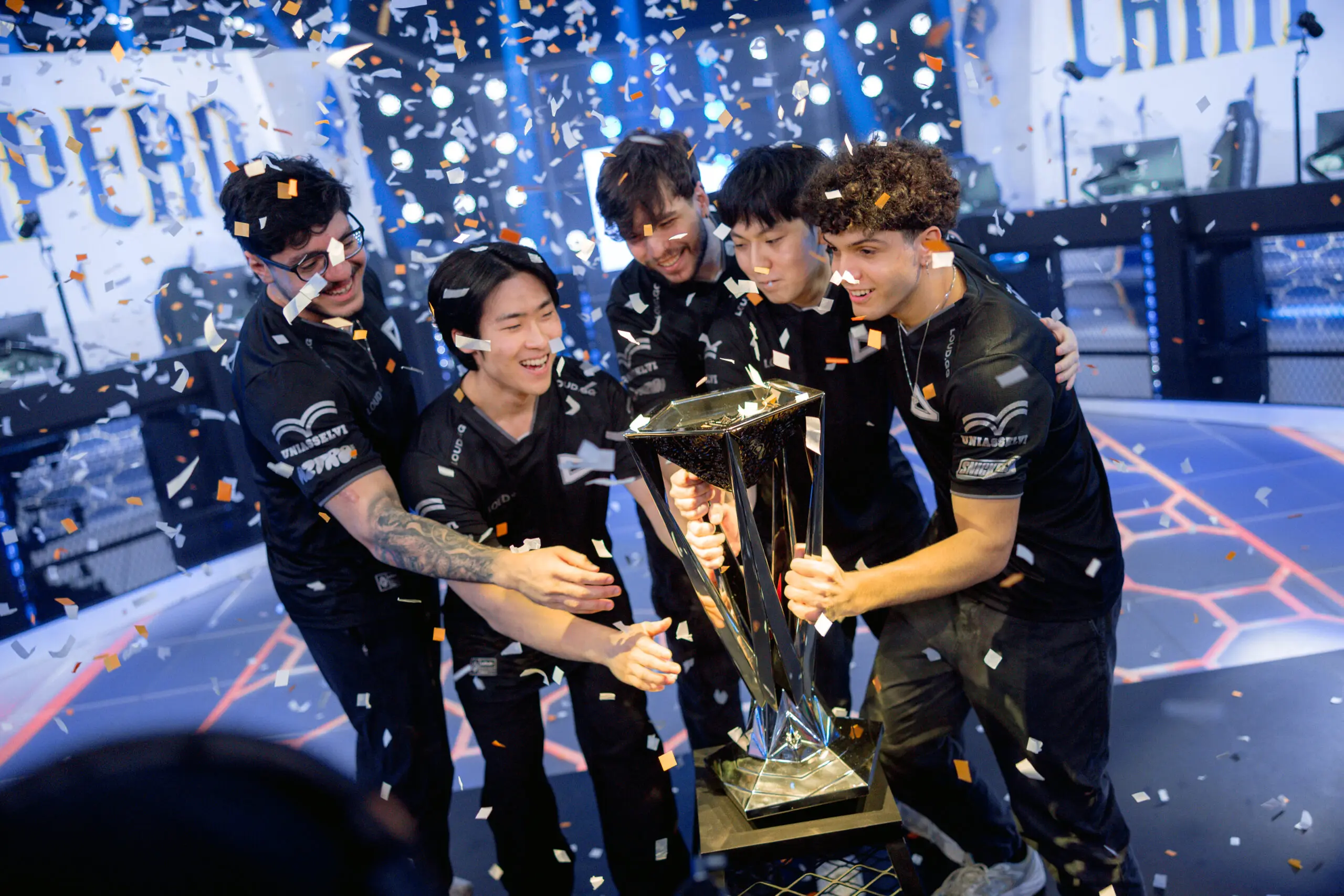 Time de League of Legends (LoL) da LOUD segurando o troféu da Copa CBLOL 2026.