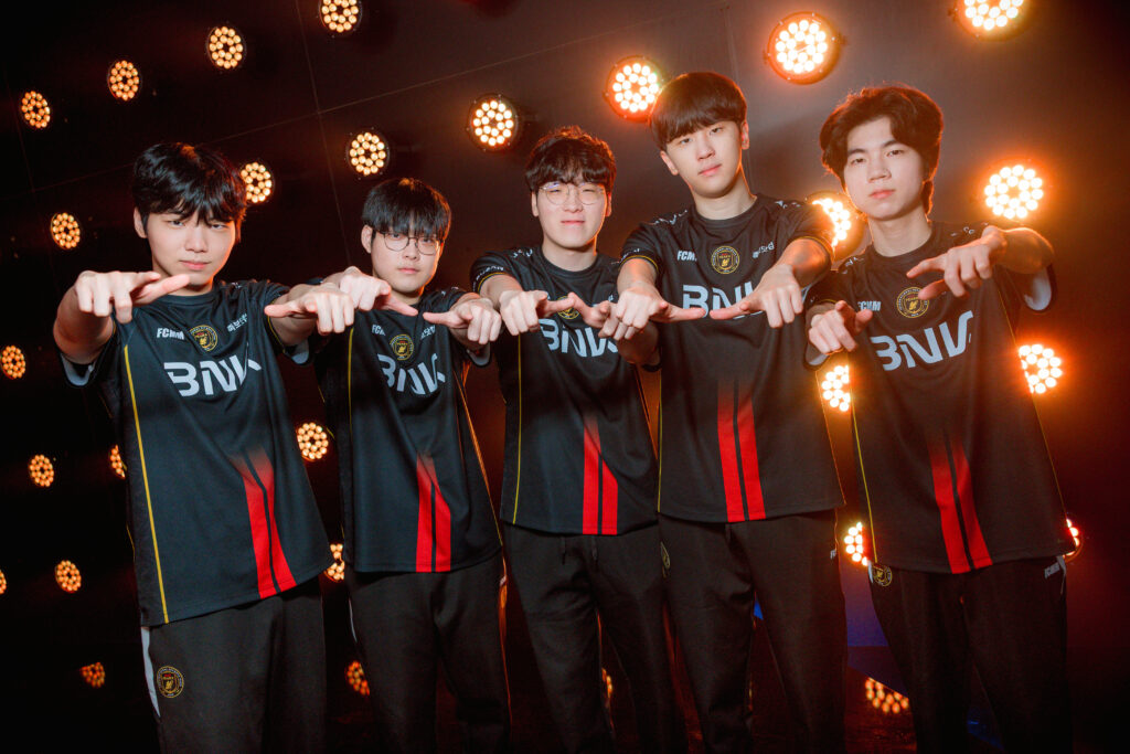 Time de League of Legends (LoL) da BNK FearX. First Stand 2026.