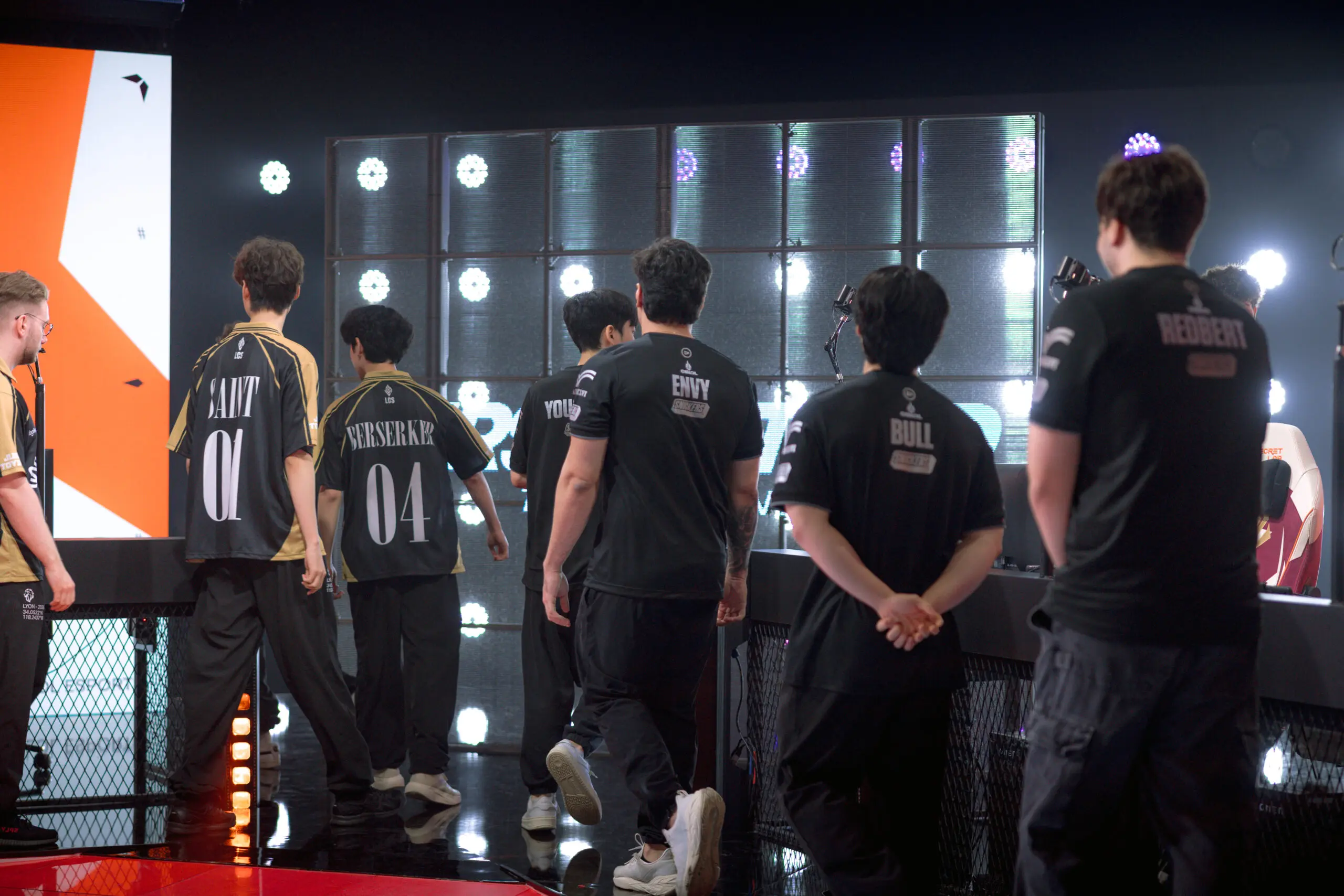 LOUD e LYON no palco do First Stand, campeonato de League of Legends (LoL)