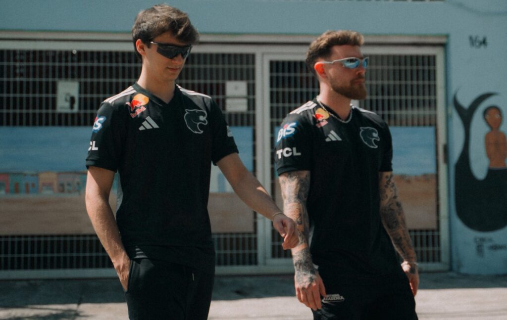 Gustavo "HerdsZ" Herdina e Roberto "Loira" Camargo, jogadores profissionais de Rainbow Six Siege (R6) da FURIA.