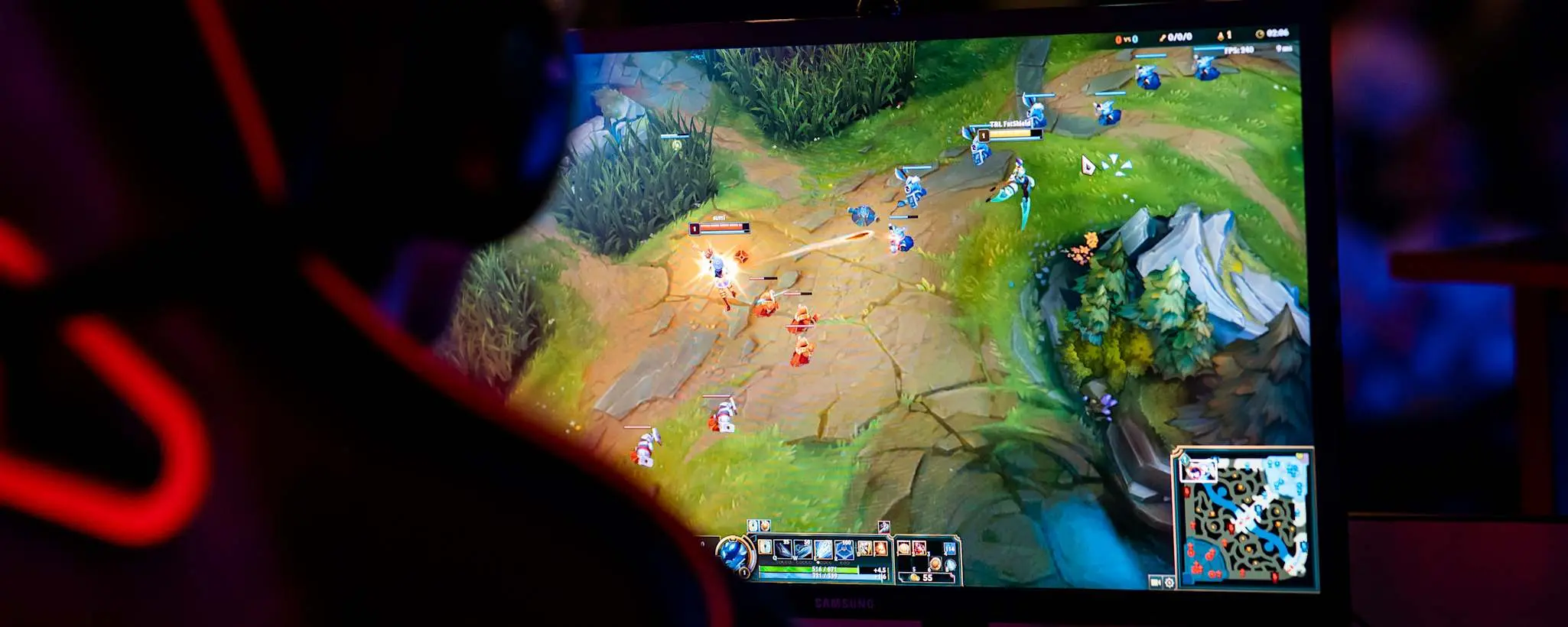 Monitor com a tela focando em um dos mapas de LOL.