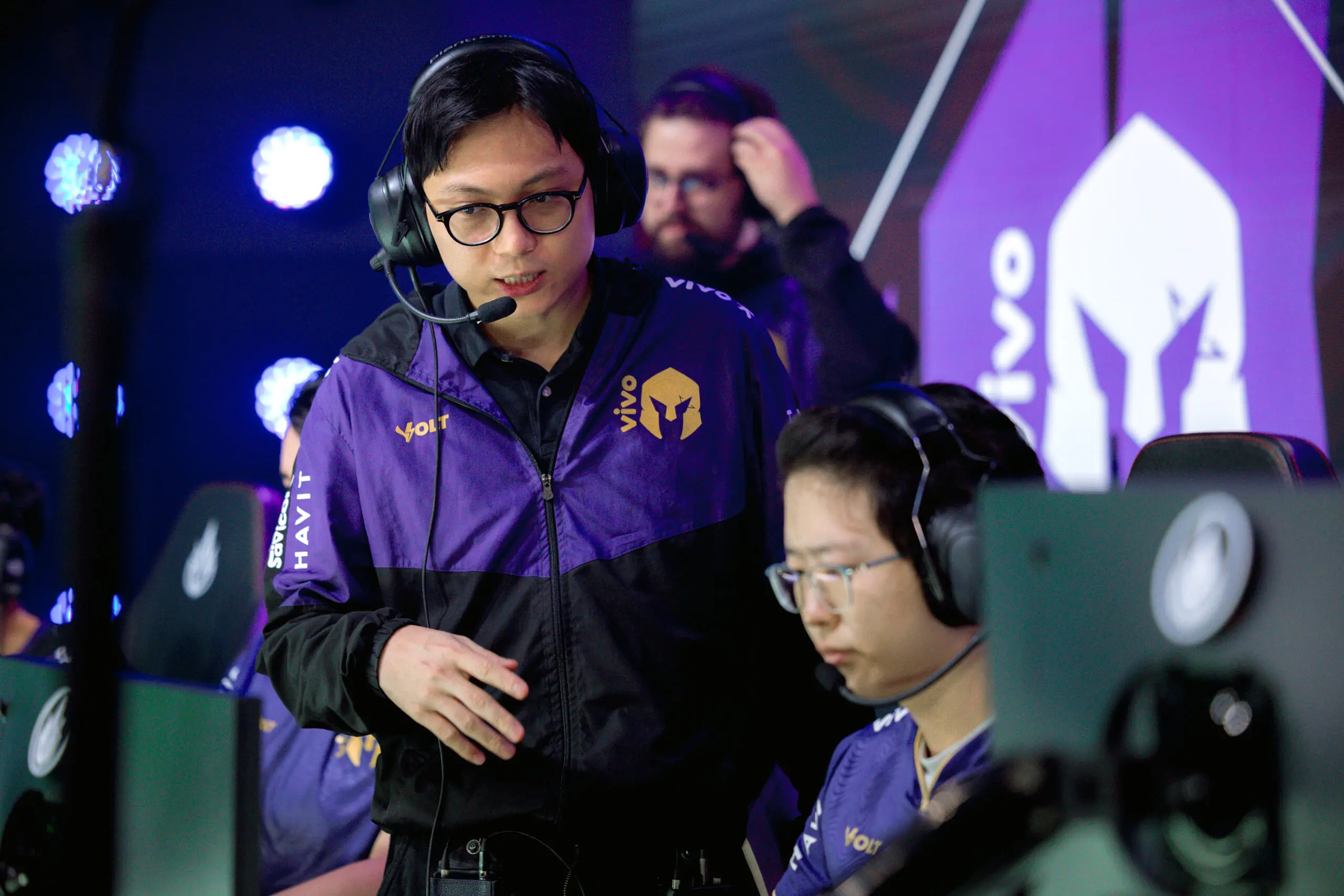 Christopher "SeeEl" Lee atuando como Head Coach de League of Legends (LoL) da Vivo Keyd Stars.