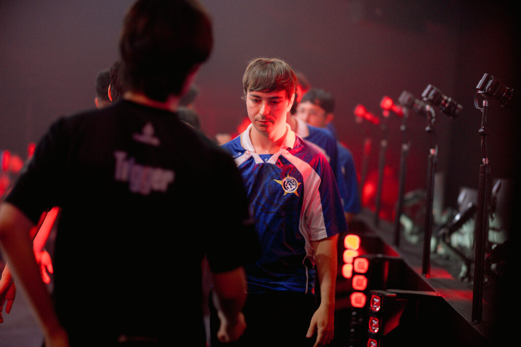 Elencos de League of Legends (LoL) da paiN Gaming e LEVIATÁN se cumprimentando no CBLOL 2026 Split 1.