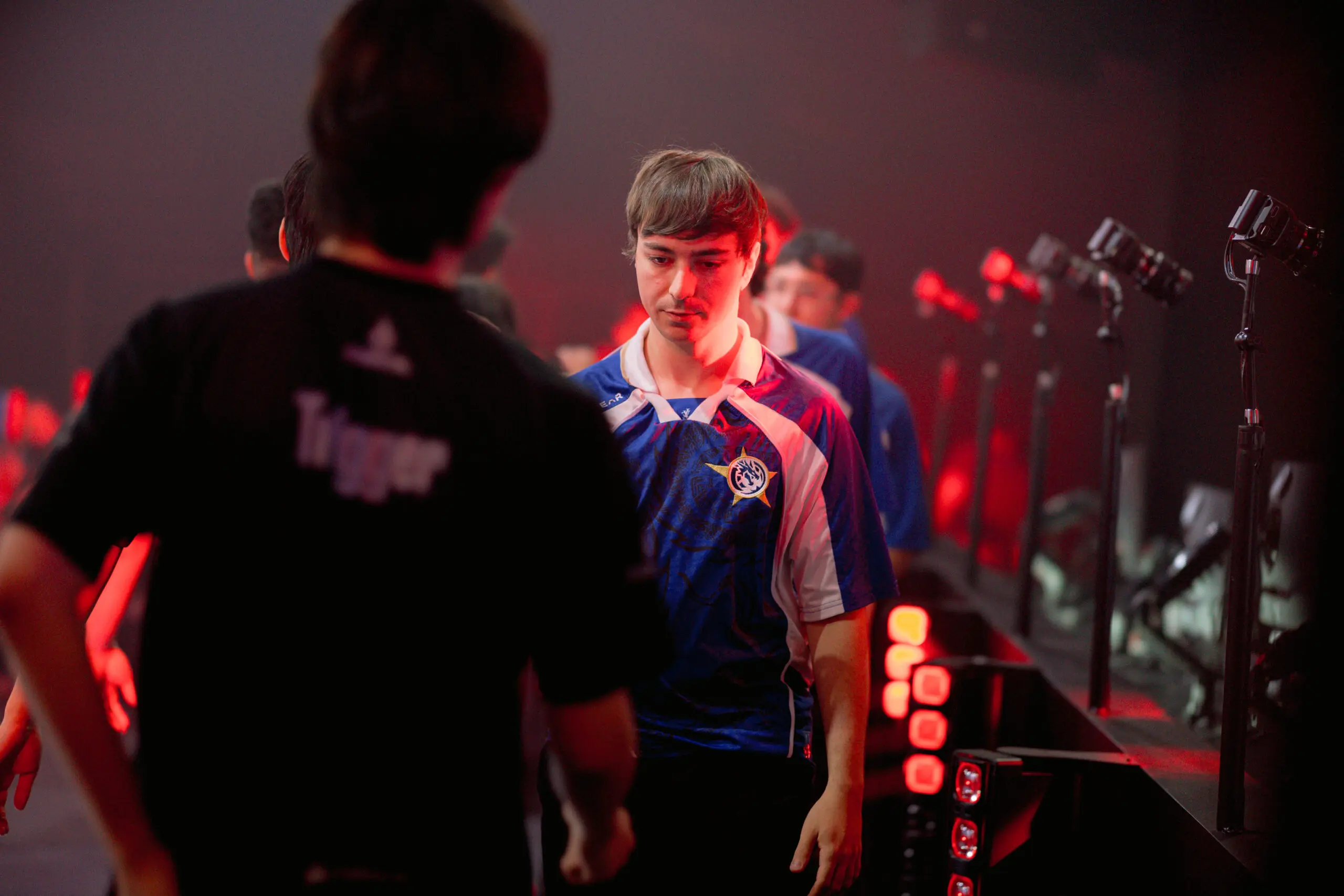 Elencos de League of Legends (LoL) da paiN Gaming e LEVIATÁN se cumprimentando no CBLOL 2026 Split 1.