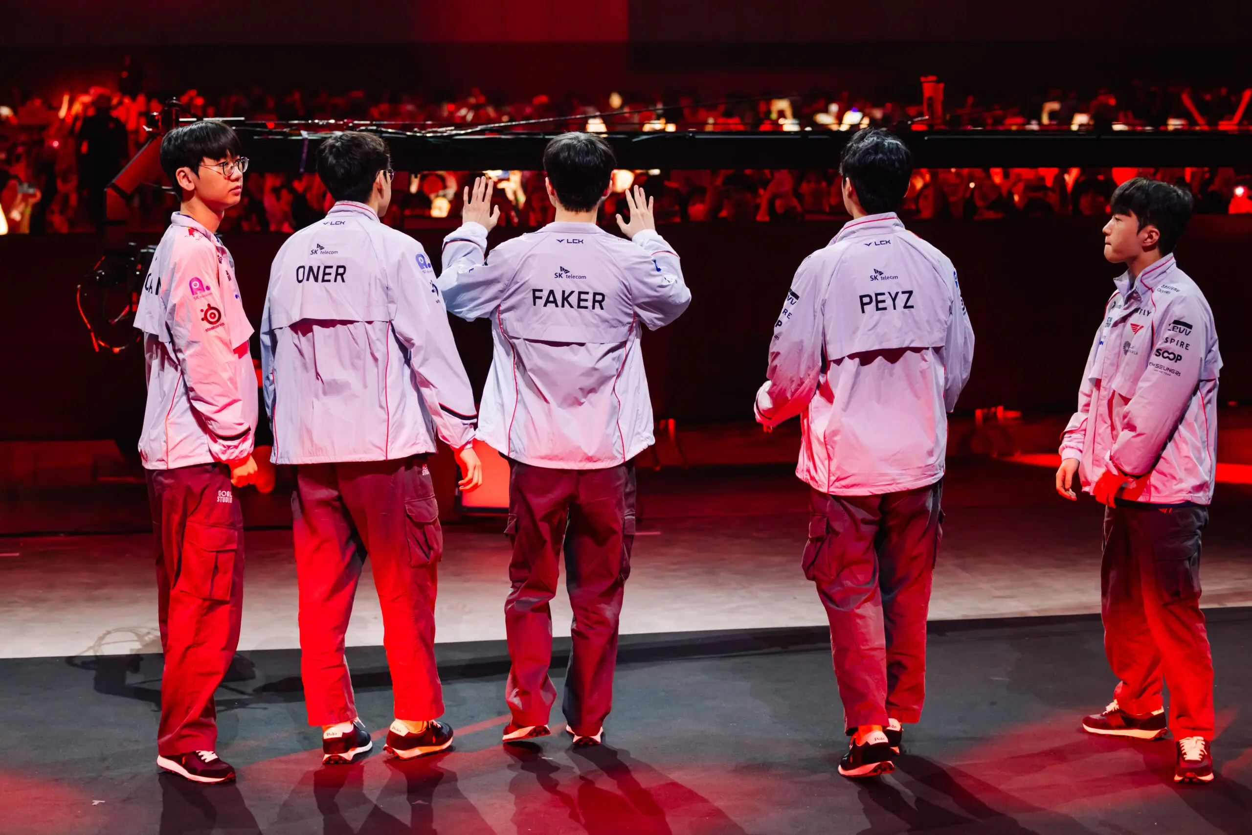LoL: T1 e K-pop se encontram em nova campanha; Entenda 1 Elenco de League of Legends (LoL) da T1 no MSI 2026.