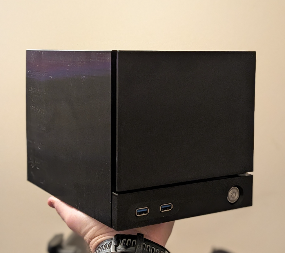 PC compacto com RTX 5060 e gabinete impresso em 3D surge como alternativa às Steam Machines