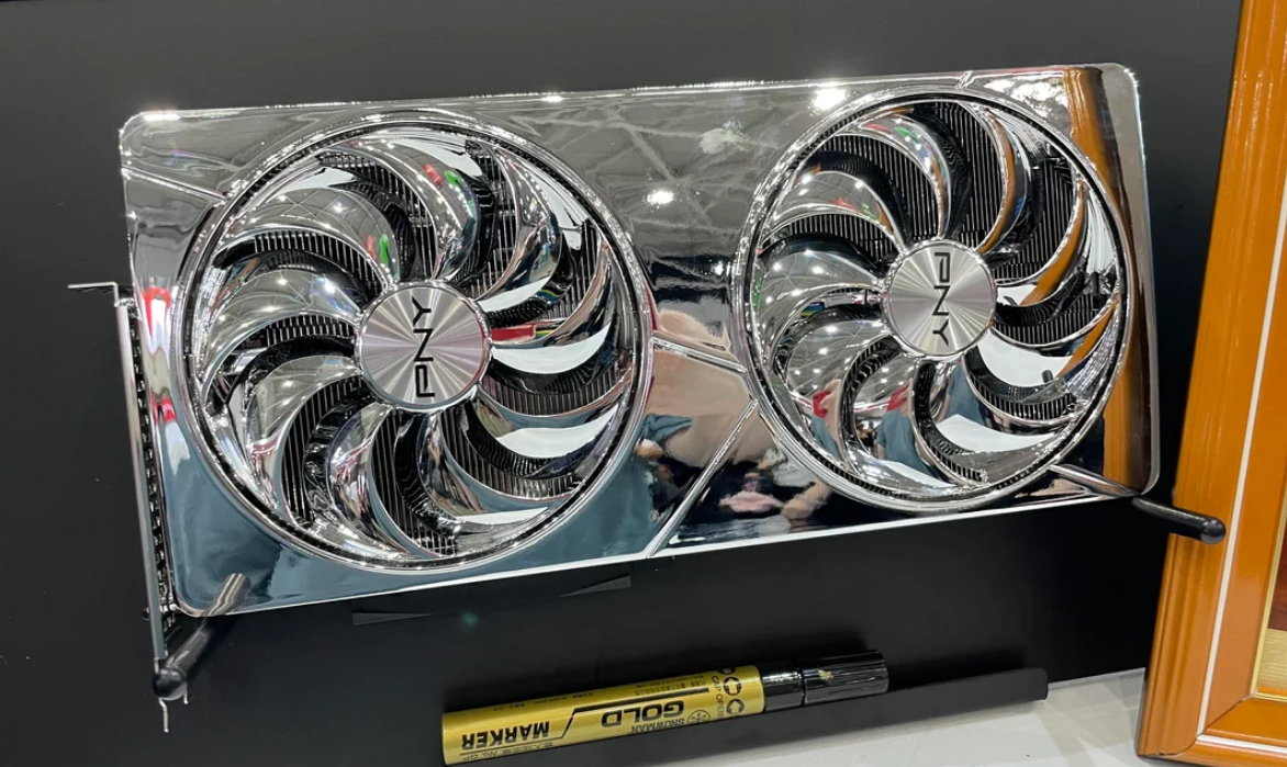 Computex 2026: PNY chama atenção ao exibir GPU com acabamento cromado 1 Computex 2026: PNY chama atenção ao exibir GPU com acabamento cromado