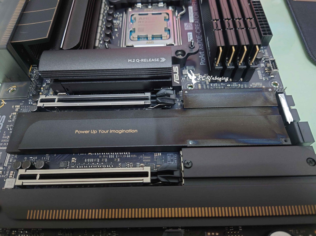 RTX 5090 Astral deixa marcas de calor em placa-mãe ASUS ProArt X870E