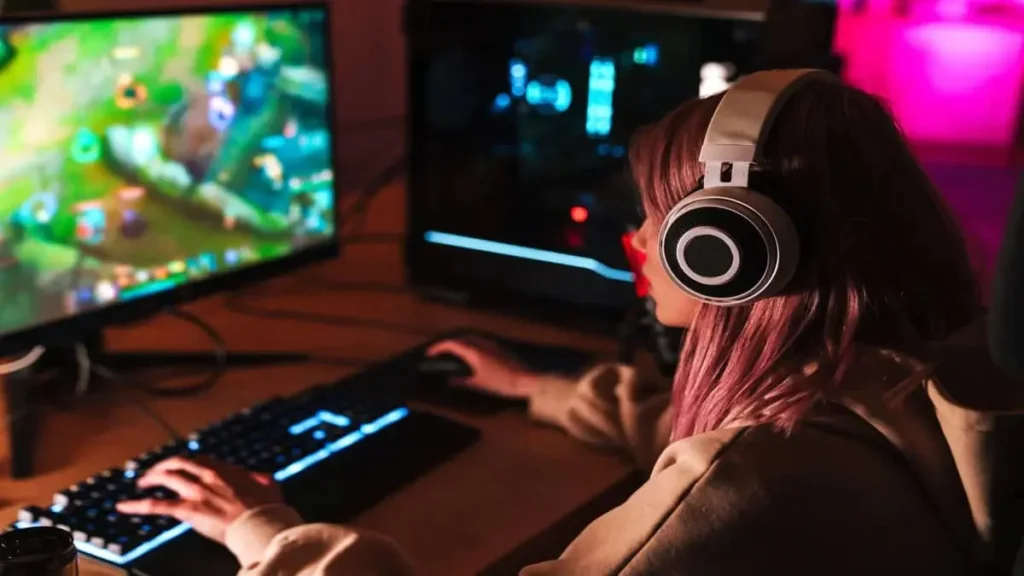 Mulher utilizando um headset enquanto joga no computador.