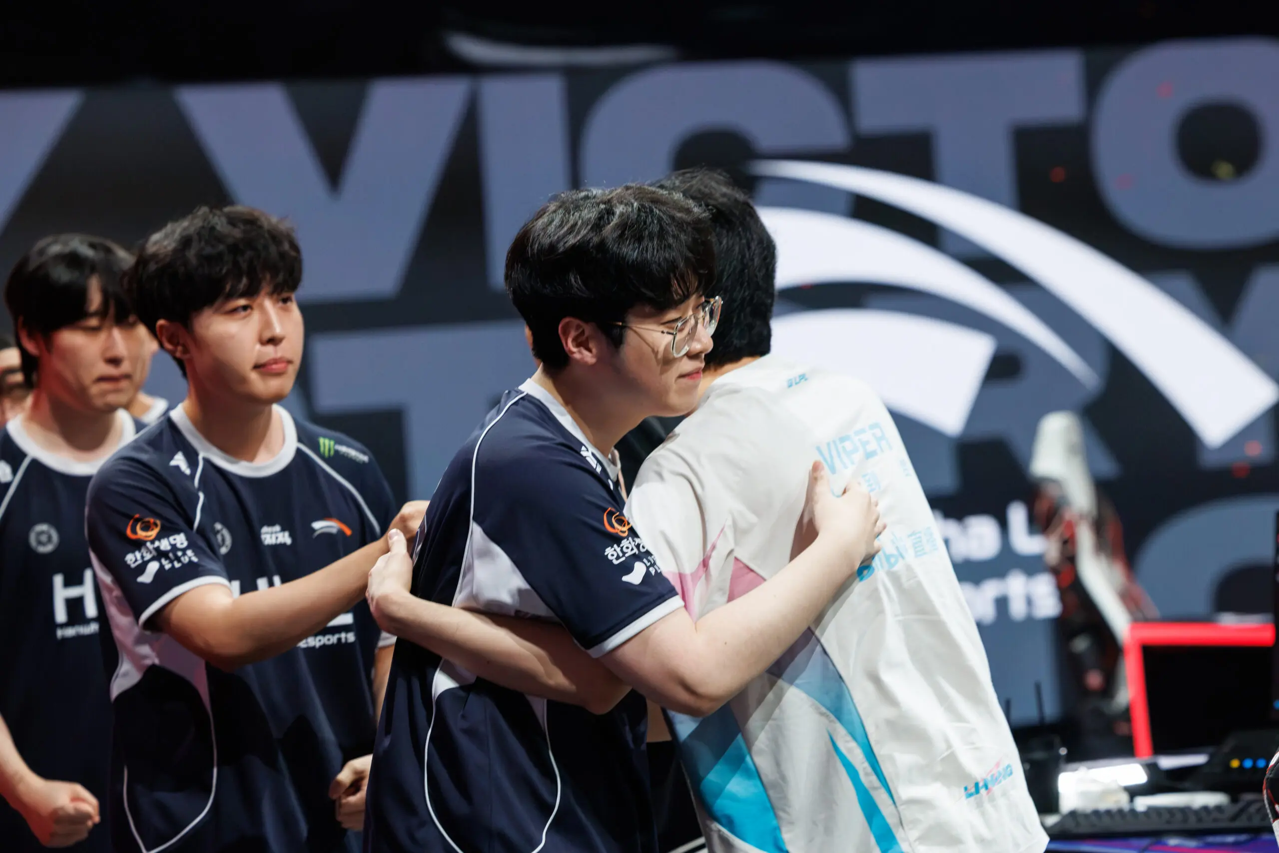 Jogadores da Hanwha Life Esports e Bilibili Gaming se cumprimentando na final do MSI 2026 de League of Legends (LoL).