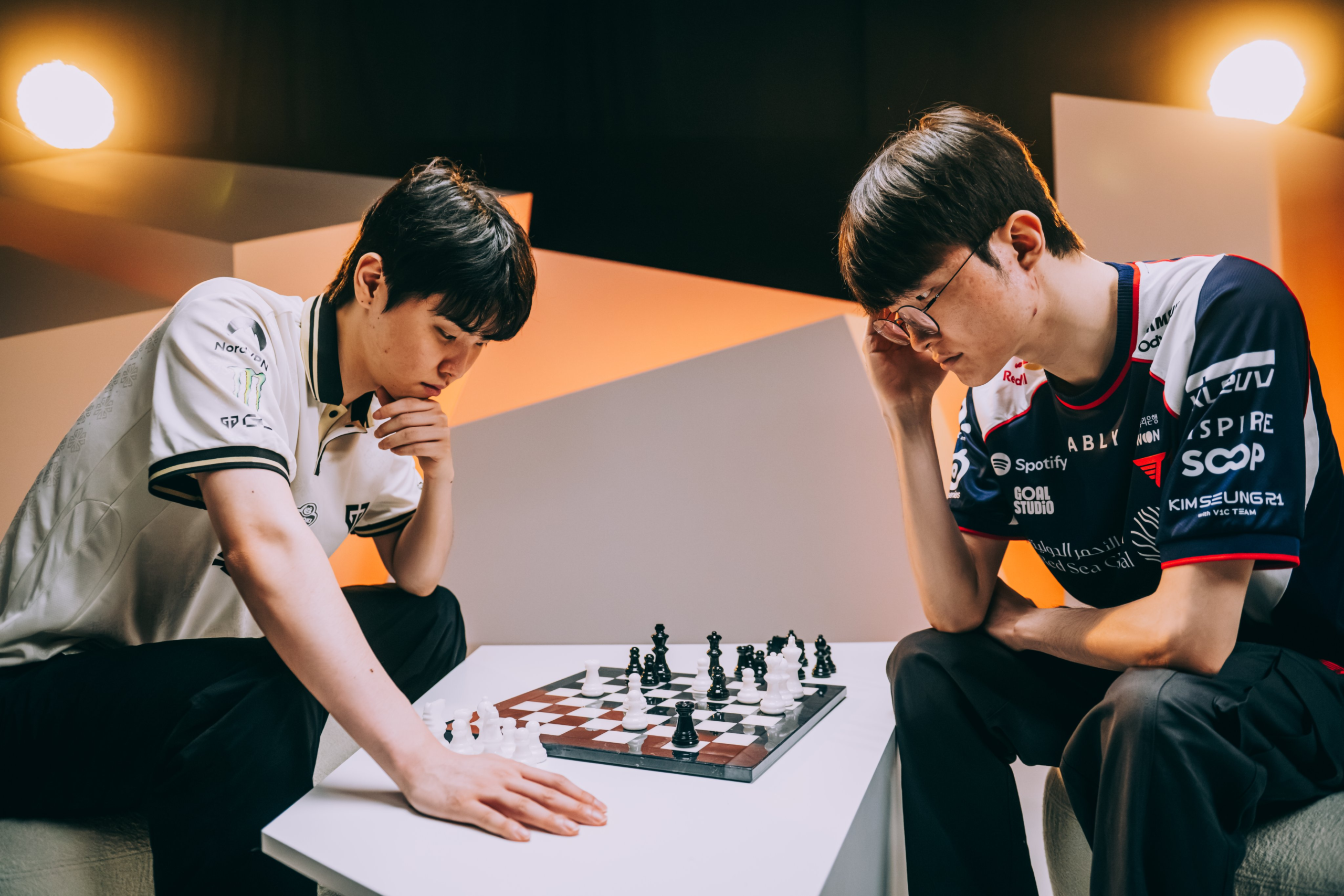 Jeong "Chovy" Ji-hoon e Lee "Faker" Sang-hyeok, jogadores profissionais de League of Legends (LoL) na Esports World Cup 2026 (EWC).