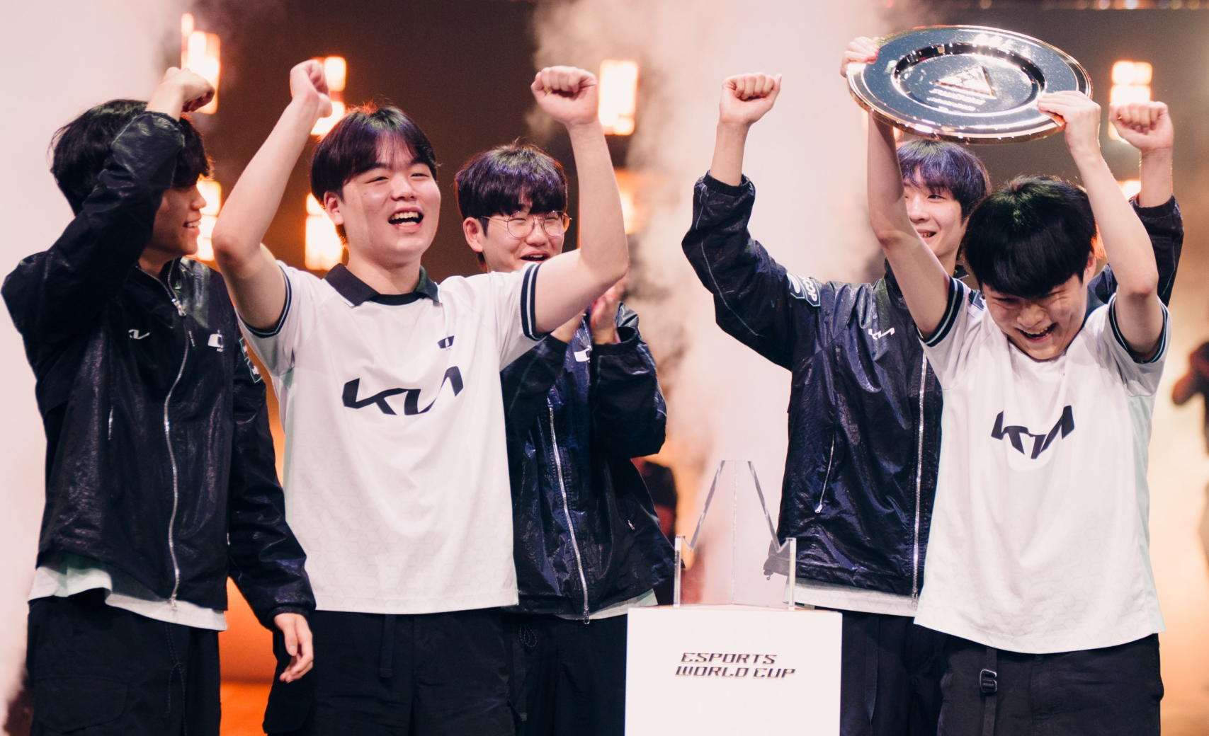 Elenco de League of Legends (LoL) da Dplus KIA na Esports World Cup 2026.