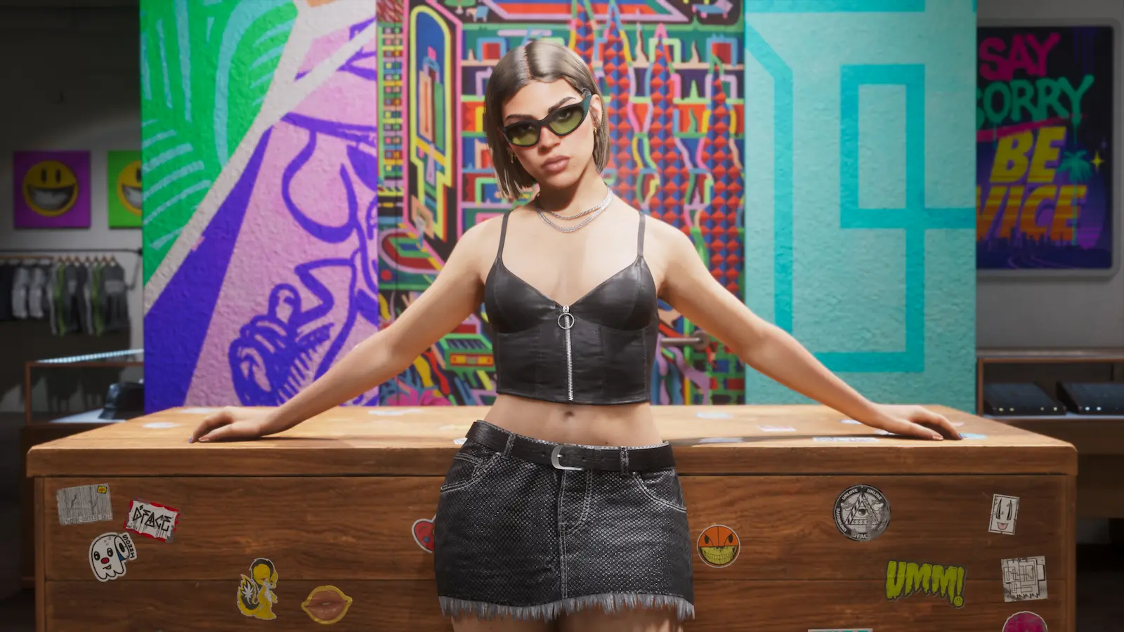 Personagem feminina de GTA 6 em loja de roupas, apoiada no balcão com óculos escuros.