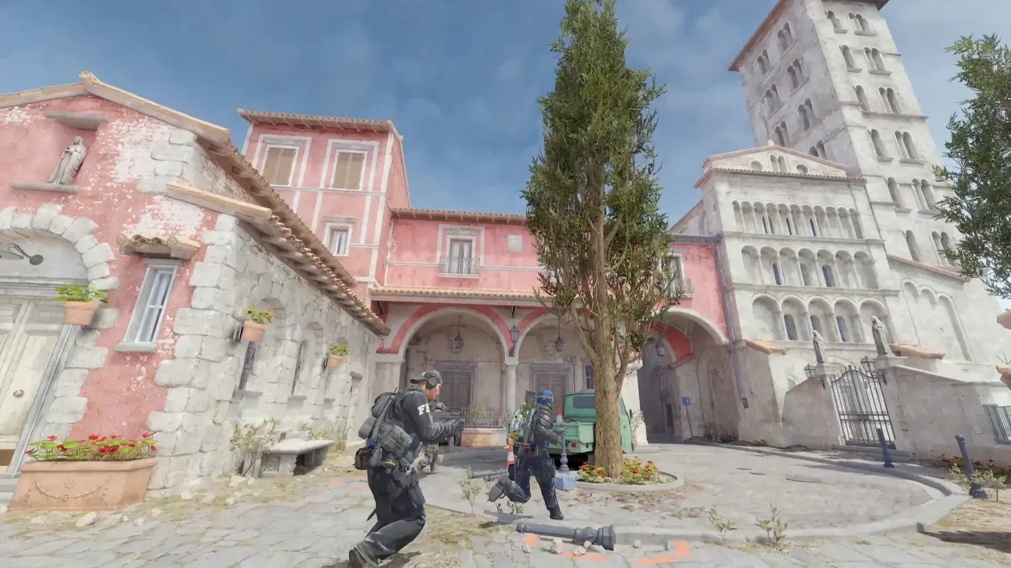 Jogador avançando em batalha no mapa de CS2, atirando em direção a uma grande casa.