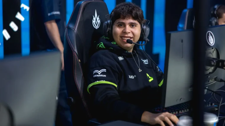 Lucas "Kaze" Fe, jogador profissional de League of Legends (LoL) vestindo a camisa da LOUD.