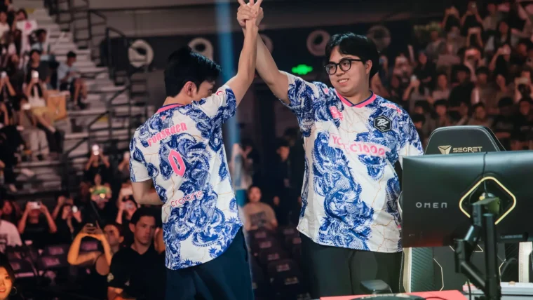 Jason "f0rsakeN" Susanto e Adrian "invy" Reyes da Paper Rex no VALORANT Champions Shanghai 2026.