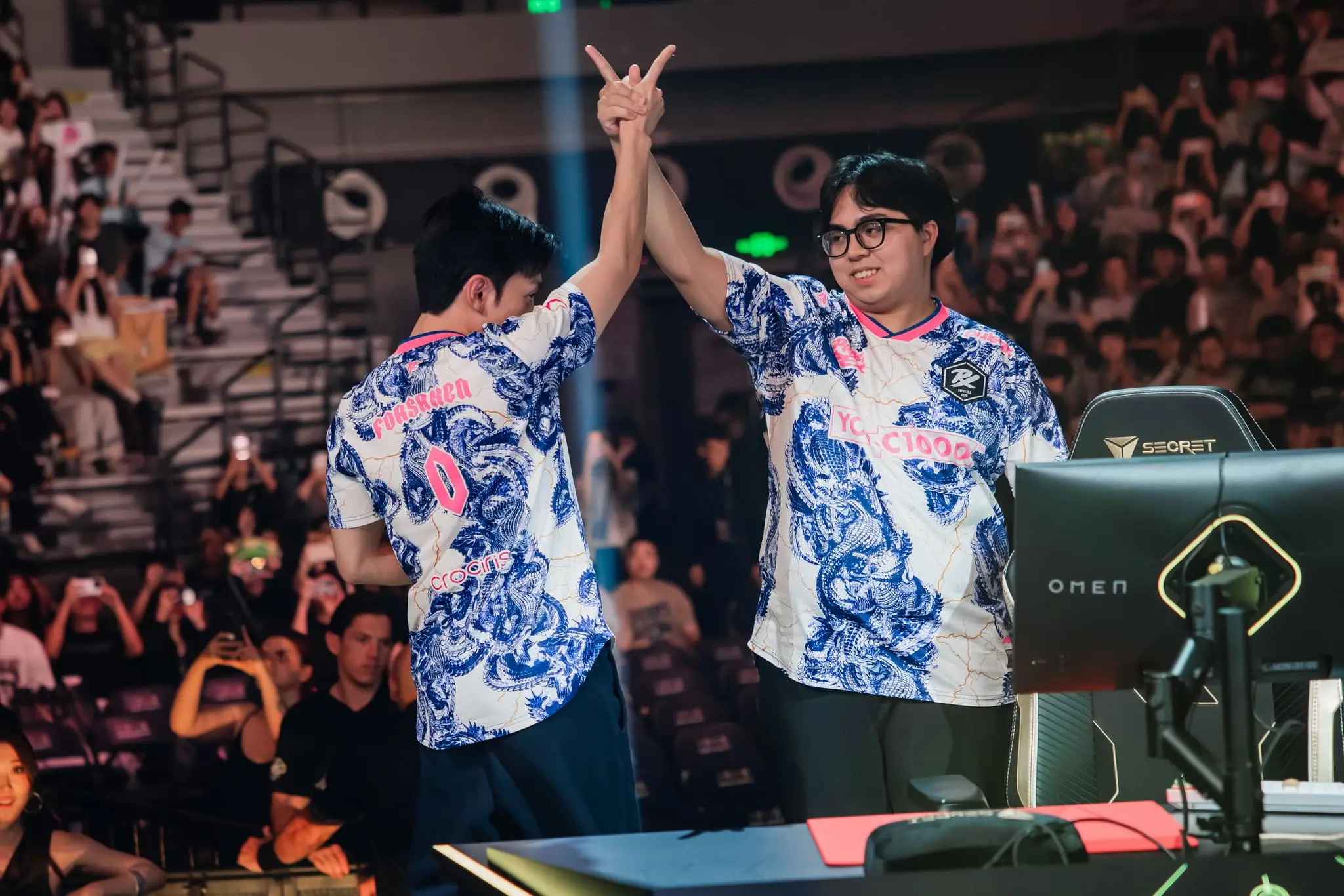 Jason "f0rsakeN" Susanto e Adrian "invy" Reyes da Paper Rex no VALORANT Champions Shanghai 2026.