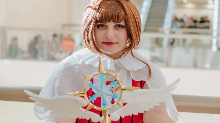 Giovanna "Gio Umaru" Oliveira fazendo cosplay de Sakura Kinomoto.