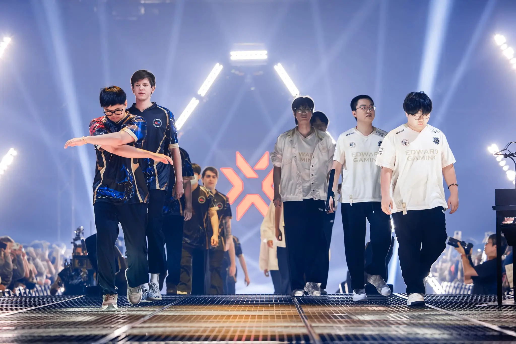 Global Esports e EDward Gaming no VALORANT Champions Shanghai 2026.