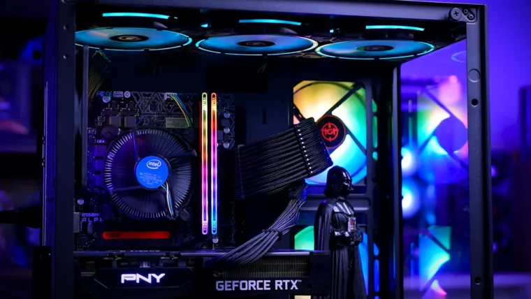 PC gamer com placa de vídeo GeForce RTX, memória RAM RGB e ventoinhas iluminadas em gabinete.