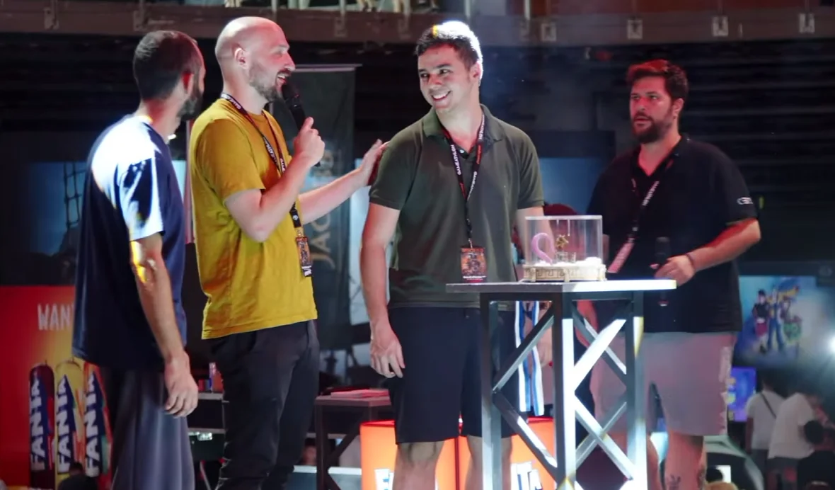 eSports: Brasileiros fazem história na Grécia; confira 1 mosca na grécia recebendo a medalha