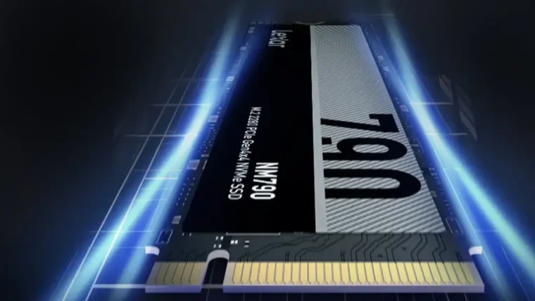 SSD M.2 NVMe Kingston NV3 de 1 TB instalado em uma placa, com iluminação azul e destaque para a velocidade.