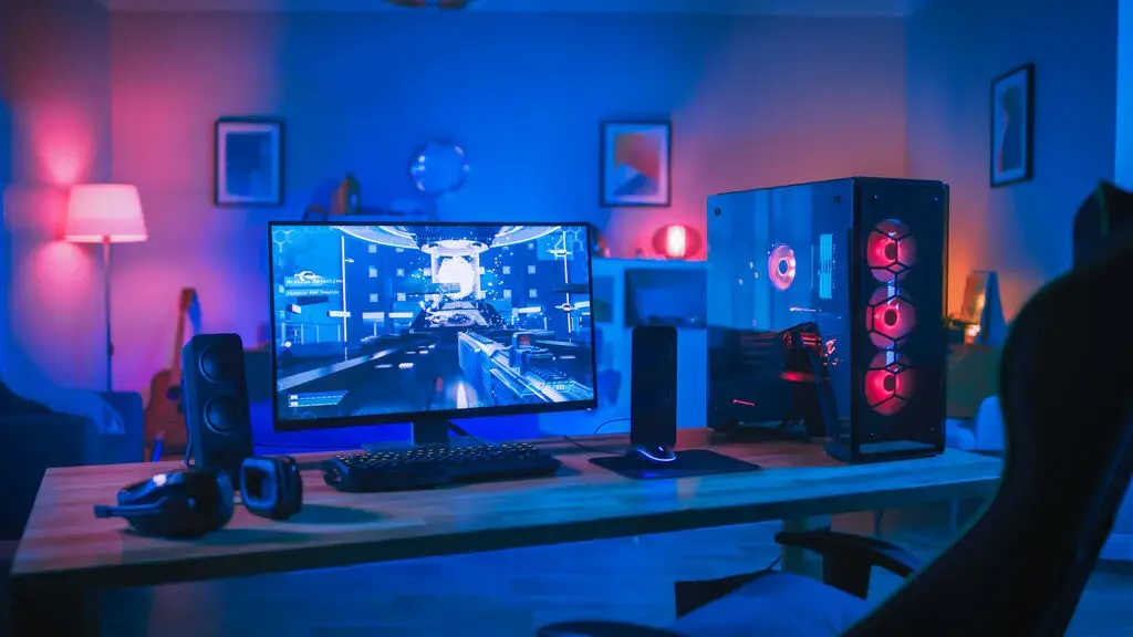 TGT, Mancer e Pichau: Marcas Exclusivas da Pichau 2 PC gamer com monitor exibindo um jogo, gabinete com iluminação RGB e periféricos sobre a mesa.