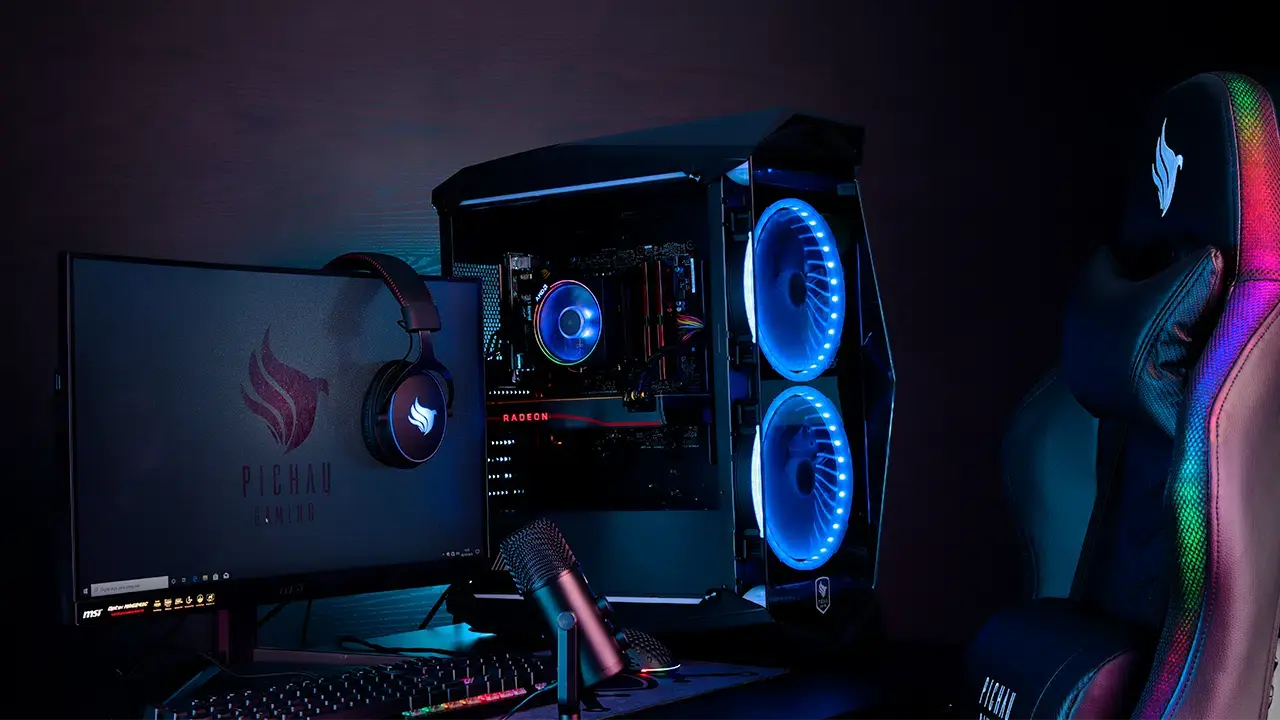 TGT, Mancer e Pichau: Marcas Exclusivas da Pichau 5 PC gamer Mancer com iluminação RGB, monitor, headset, microfone e cadeira gamer em um setup.
