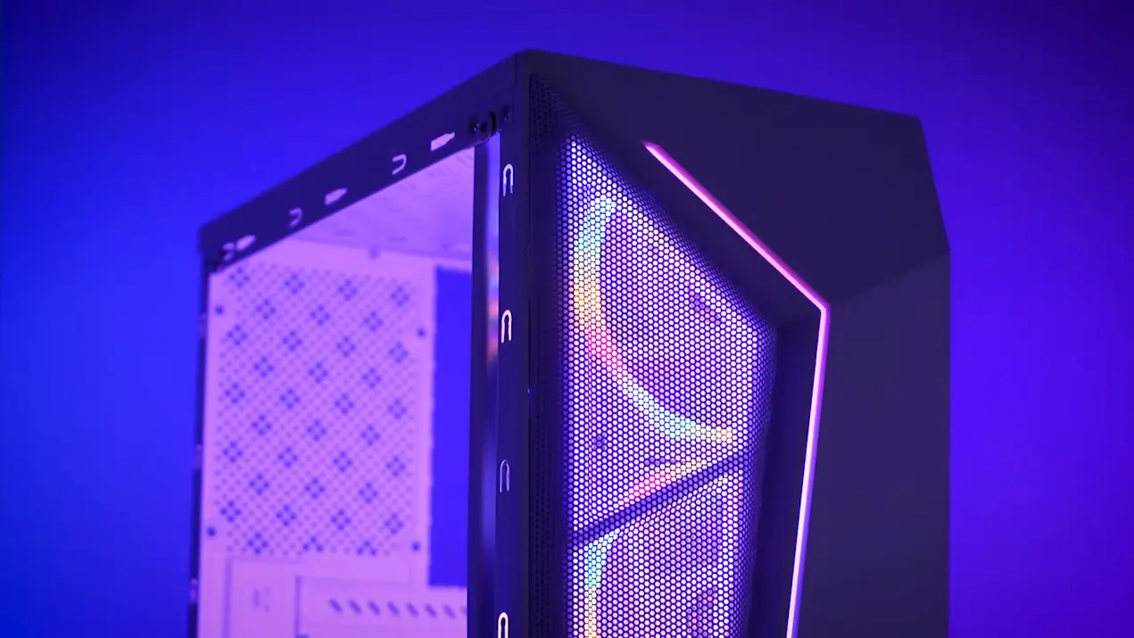 TGT, Mancer e Pichau: Marcas Exclusivas da Pichau 3 Gabinete de PC gamer com ventoinhas RGB iluminadas em roxo e azul em ambiente escuro.