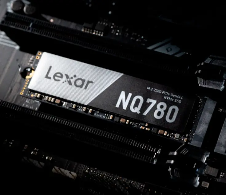SSD Lexar NQ780 M.2 NVMe PCIe Gen4x4 instalado na placa-mãe de um computador.